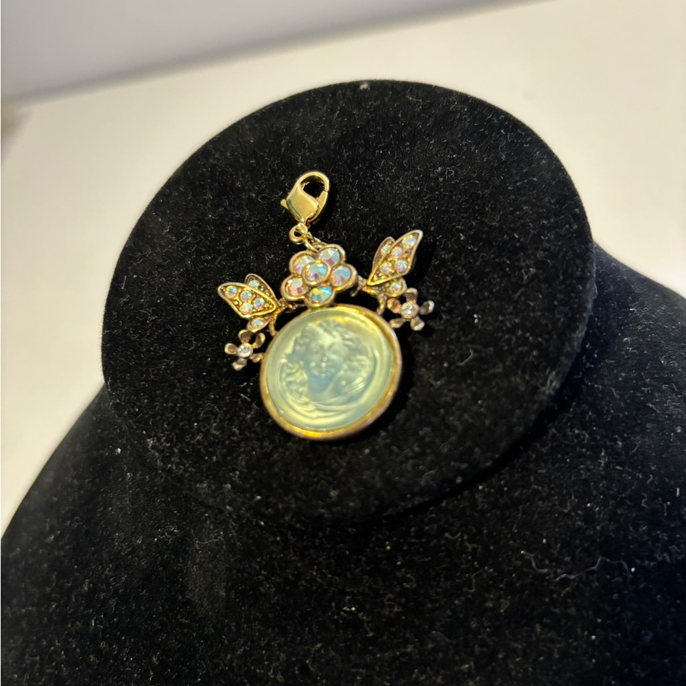 VTG Kirk’s Folly Pendant Dream Angel Cameo w/ AB Iridescent Crystal Butterflies - Picture 2 of 10